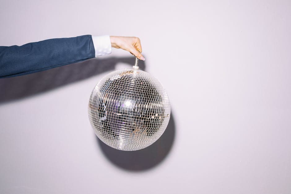Grandmillennial Disco visual inspiration with lace (12)
